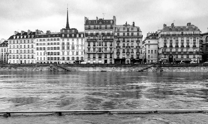 Ilyen Párizs a víz alatt - művészi fekete-fehér fotók az elárasztott francia fővárosról