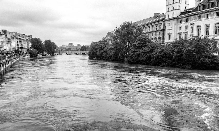Ilyen Párizs a víz alatt - művészi fekete-fehér fotók az elárasztott francia fővárosról
