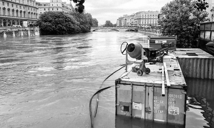 Ilyen Párizs a víz alatt - művészi fekete-fehér fotók az elárasztott francia fővárosról