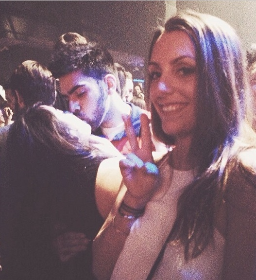 Minden csókolózó párt fotóbombáz ez a lány - vicces képek Minden csókolózó párt fotóbombáz ez a lány - vicces képek