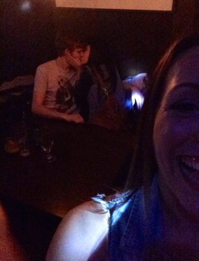 Minden csókolózó párt fotóbombáz ez a lány - vicces képek Minden csókolózó párt fotóbombáz ez a lány - vicces képek