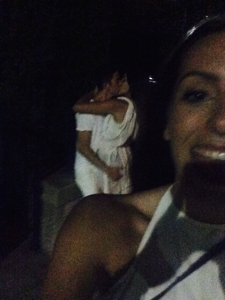 Minden csókolózó párt fotóbombáz ez a lány - vicces képek Minden csókolózó párt fotóbombáz ez a lány - vicces képek