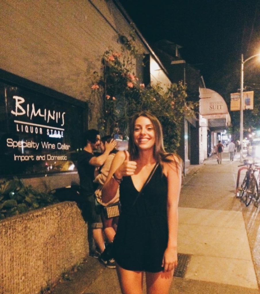 Minden csókolózó párt fotóbombáz ez a lány - vicces képek Minden csókolózó párt fotóbombáz ez a lány - vicces képek