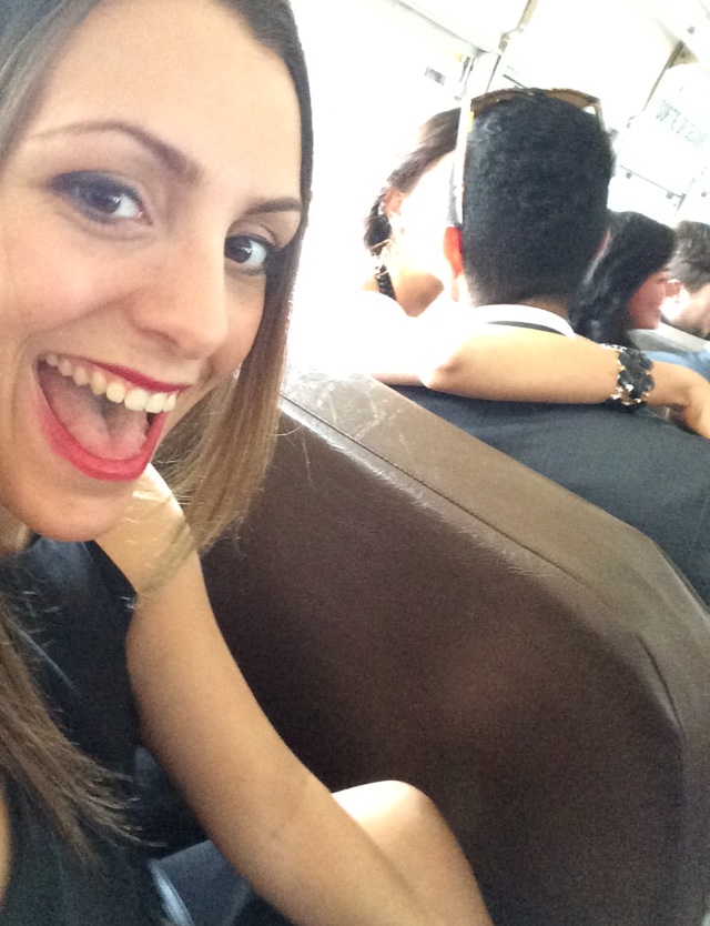 Minden csókolózó párt fotóbombáz ez a lány - vicces képek Minden csókolózó párt fotóbombáz ez a lány - vicces képek