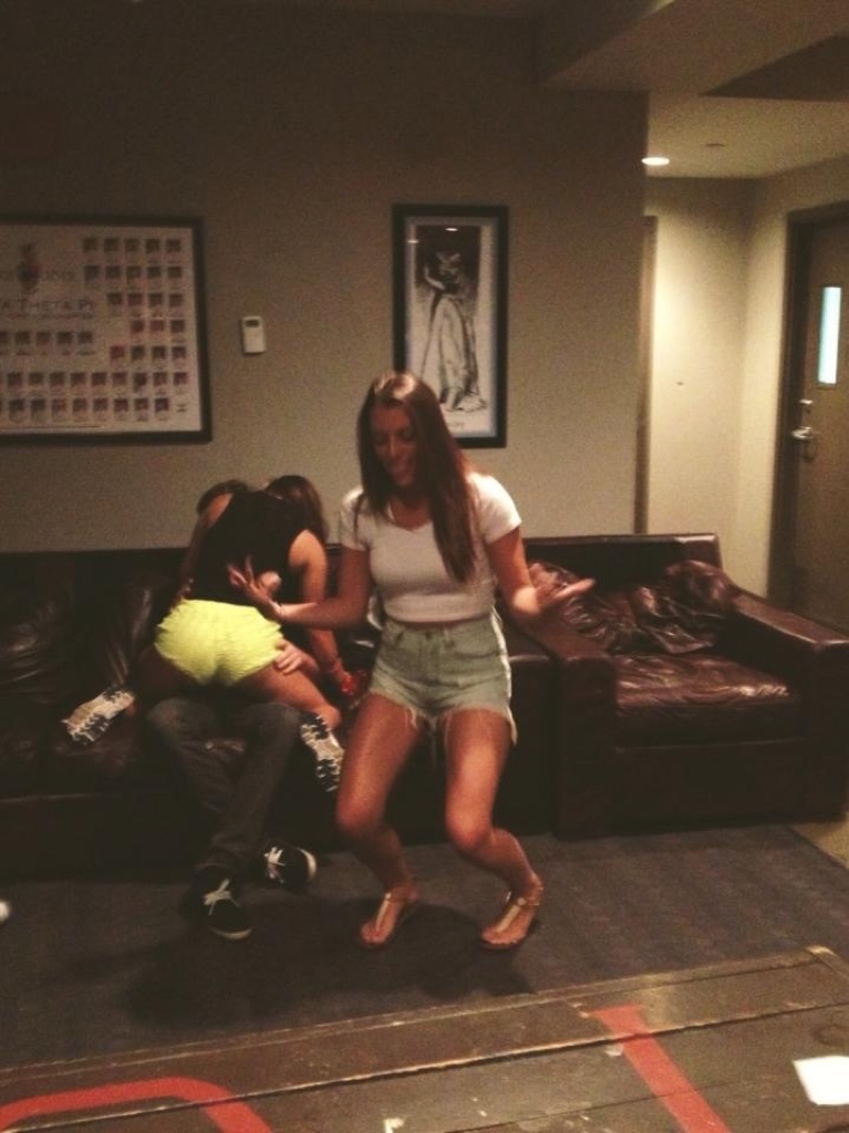 Minden csókolózó párt fotóbombáz ez a lány - vicces képek Minden csókolózó párt fotóbombáz ez a lány - vicces képek