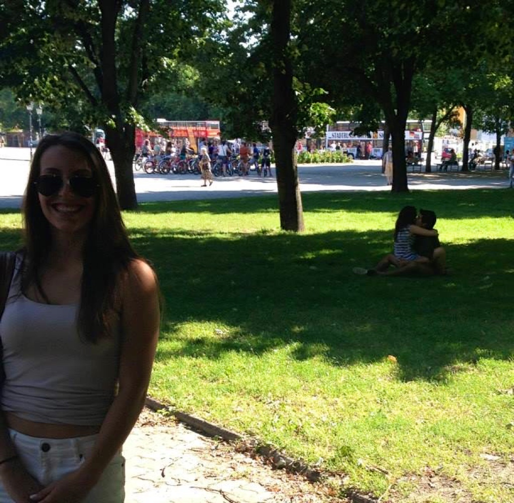 Minden csókolózó párt fotóbombáz ez a lány - vicces képek Minden csókolózó párt fotóbombáz ez a lány - vicces képek