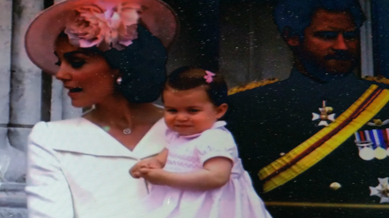 Charlotte első nilvános szereplésén édesanyja karjában.