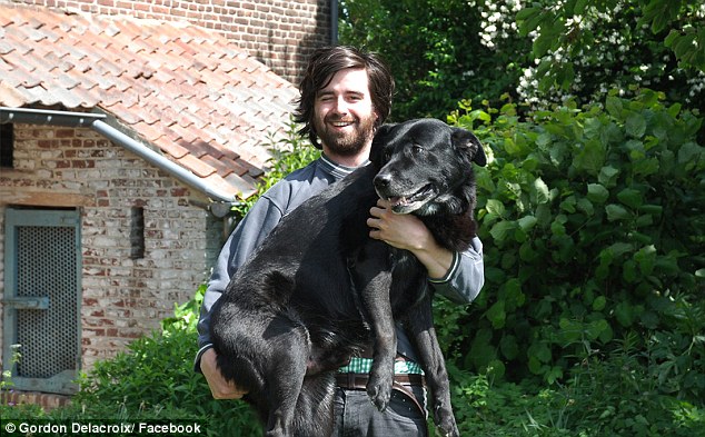 Megható képsorozattal tiszteleg négylábú barátja előtt a belga férfi Megható képsorozattal tiszteleg négylábú barátja előtt a belga férfi