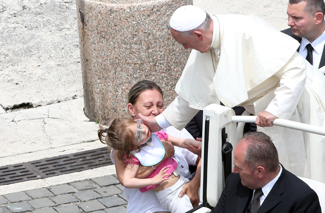 Fogyatékkal élő emberekkel misézett Ferenc pápa