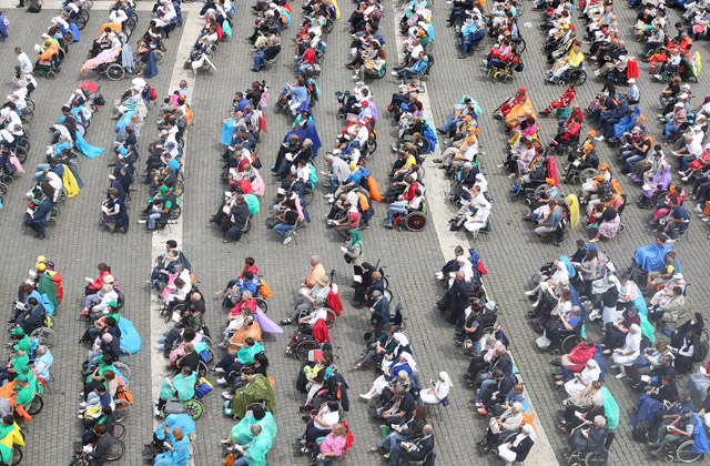 Fogyatékkal élő emberekkel misézett Ferenc pápa