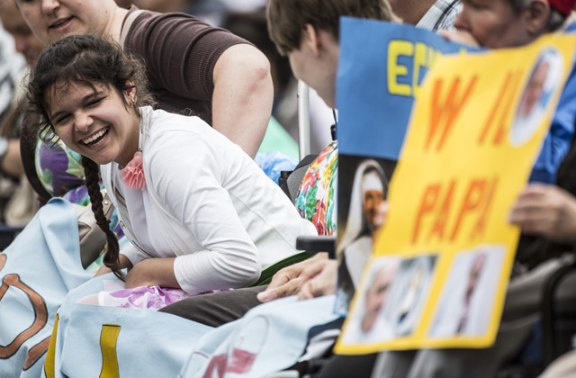 Fogyatékkal élő emberekkel misézett Ferenc pápa