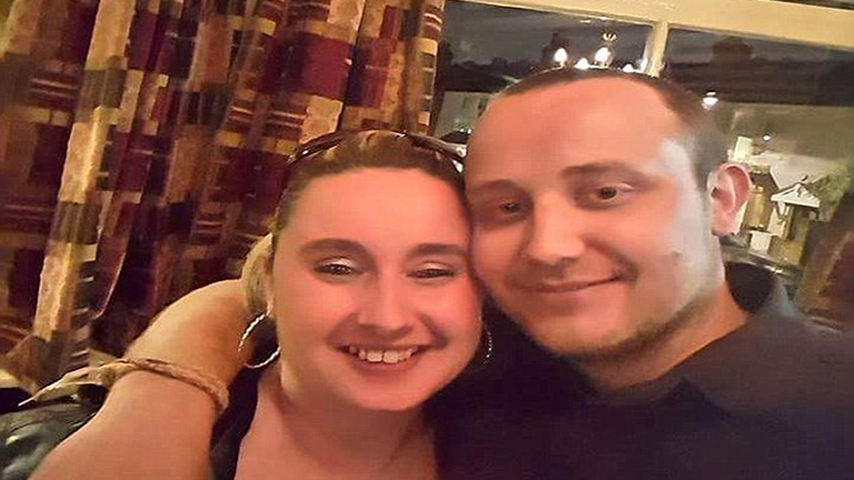 A Facebookon találta meg biológiai anyját az örökbeadott fiú