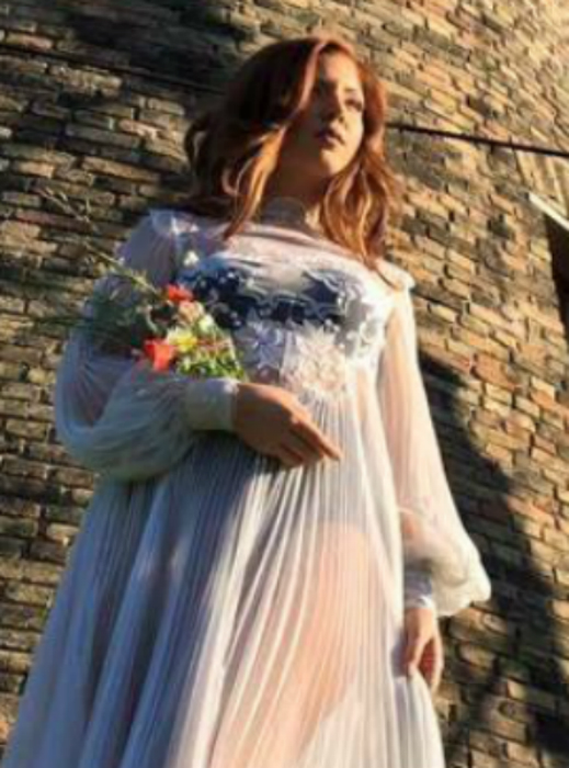 Tolvai Reni fekete bugyit vett a fehér ruha alá