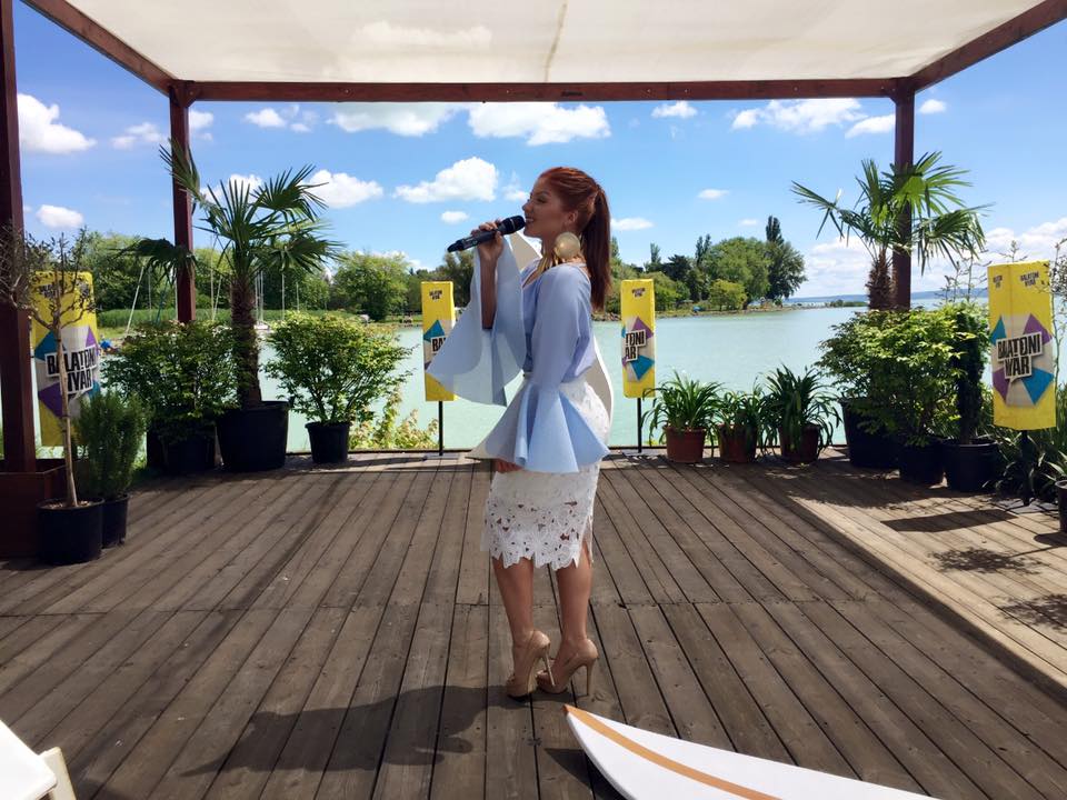 Tolvai Reni fekete bugyit vett a fehér ruha alá