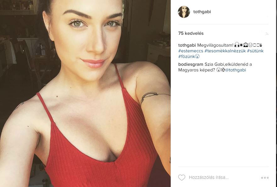 Szép a masni Tóth Gabi keblén Szép a masni Tóth Gabi keblén