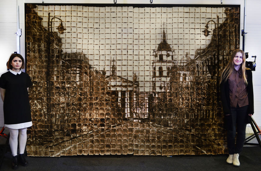 Hatalmas műalkotás készült egy rakás pirítósból