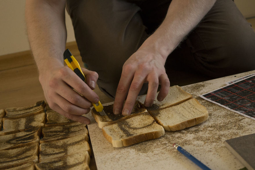Hatalmas műalkotás készült egy rakás pirítósból