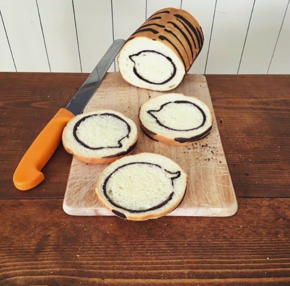 Művészi meglepetéseket süt a kenyérbe a japán pék Művészi meglepetéseket süt a kenyérbe a japán pék