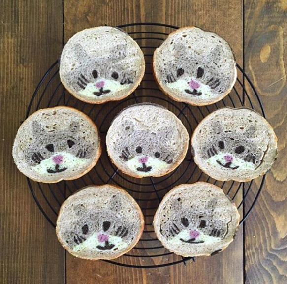 Művészi meglepetéseket süt a kenyérbe a japán pék Művészi meglepetéseket süt a kenyérbe a japán pék