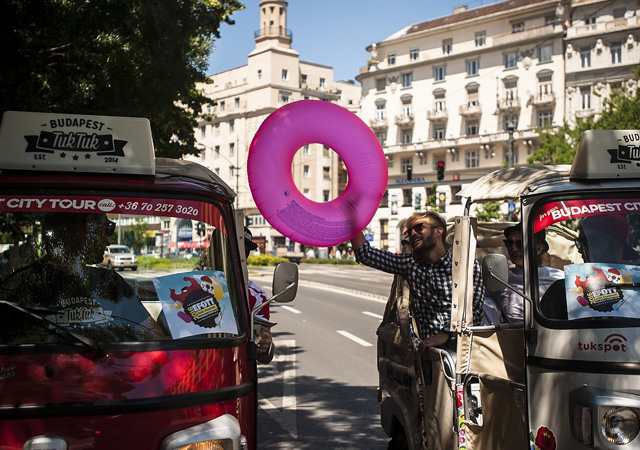 EFOTT 2016: úszógumis zenészek gerilláskodtak a belvárosban EFOTT 2016: úszógumis zenészek gerilláskodtak a belvárosban