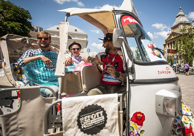 EFOTT 2016: úszógumis zenészek gerilláskodtak a belvárosban EFOTT 2016: úszógumis zenészek gerilláskodtak a belvárosban