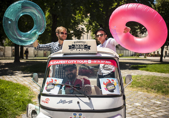 EFOTT 2016: úszógumis zenészek gerilláskodtak a belvárosban EFOTT 2016: úszógumis zenészek gerilláskodtak a belvárosban