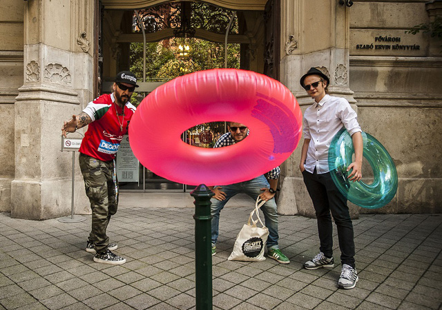 EFOTT 2016: úszógumis zenészek gerilláskodtak a belvárosban EFOTT 2016: úszógumis zenészek gerilláskodtak a belvárosban