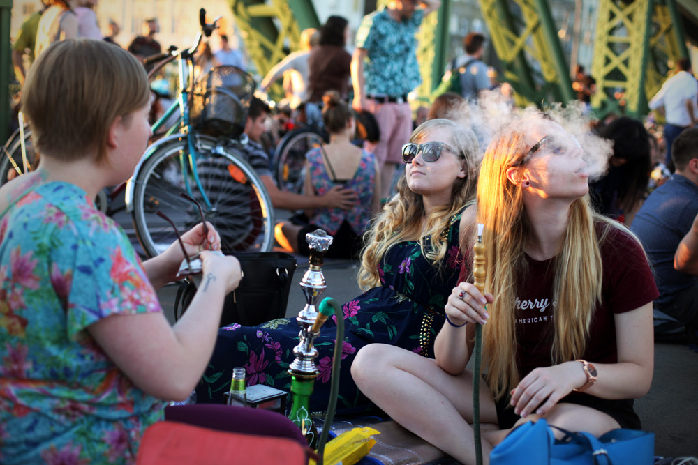 Piknik a lezárt Szabadság-hídon