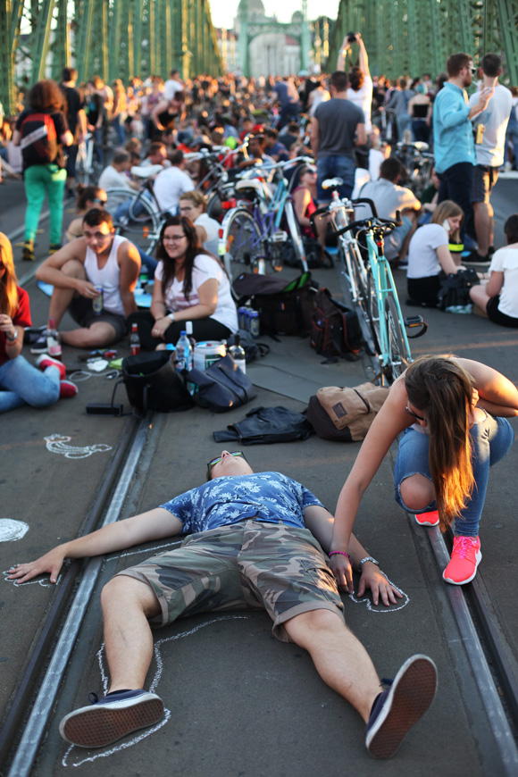 Piknik a lezárt Szabadság-hídon