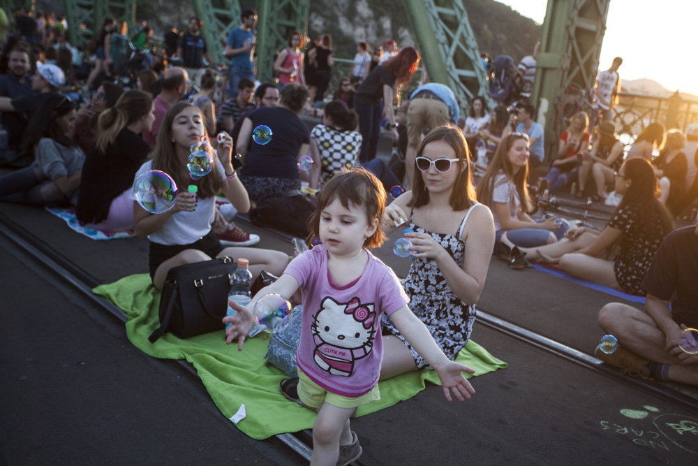 Piknik a lezárt Szabadság-hídon