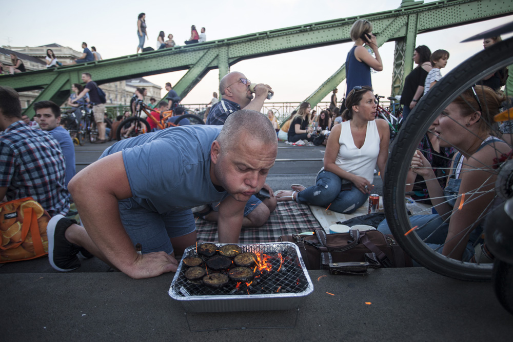 Piknik a lezárt Szabadság-hídon