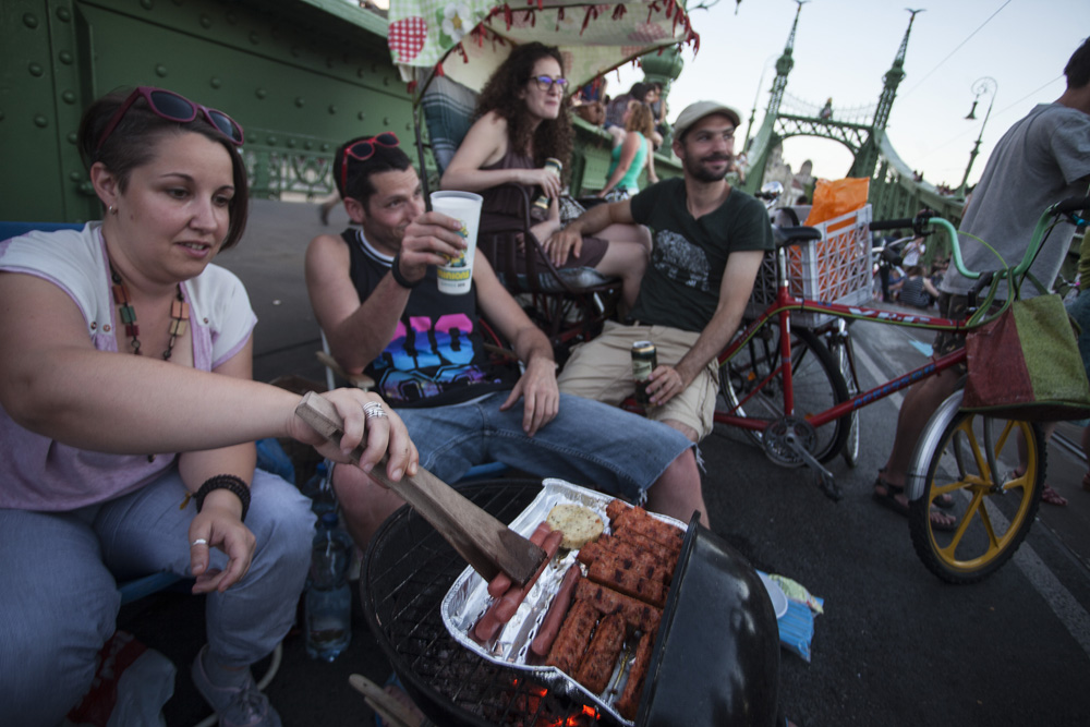 Piknik a lezárt Szabadság-hídon