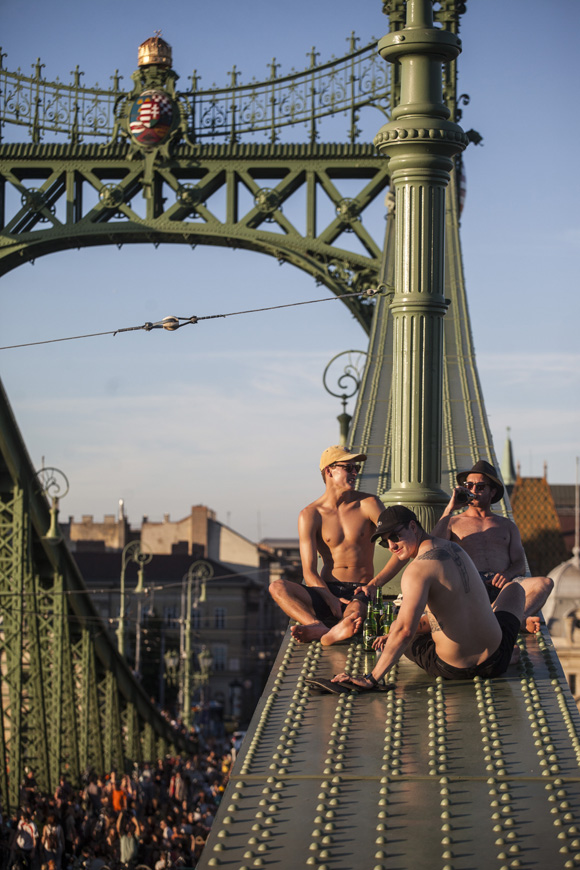 Piknik a lezárt Szabadság-hídon