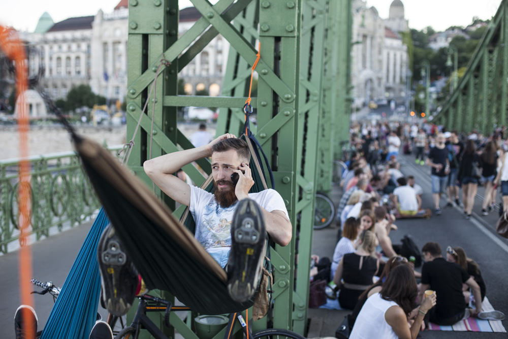 Piknik a lezárt Szabadság-hídon