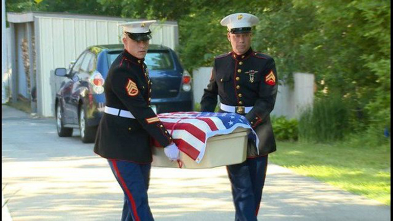 Katonai tiszteletadással vettek búcsút hűséges kutyájuktól