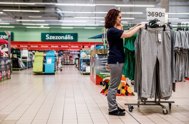 Mackónadrágban dolgoznak a Budaörsi Tescoban is (fotó: