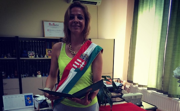 Mackónadrágban dolgozik és drukkol az ország