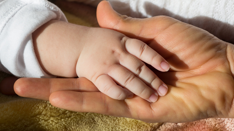 Egy 15 hónapos magyar kislány, akinek egy anyukája és két apukája van Egy 15 hónapos magyar kislány, akinek egy anyukája és két apukája van