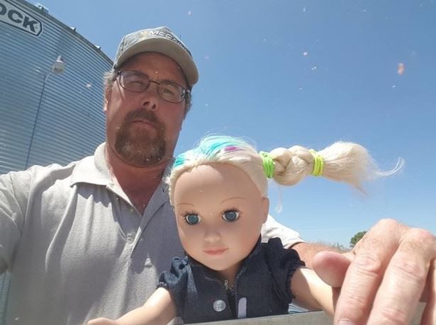 Netes hős lett a kamionsofőr, aki egy napig vigyázott lánya babájára Netes hős lett a kamionsofőr, aki egy napig vigyázott lánya babájára