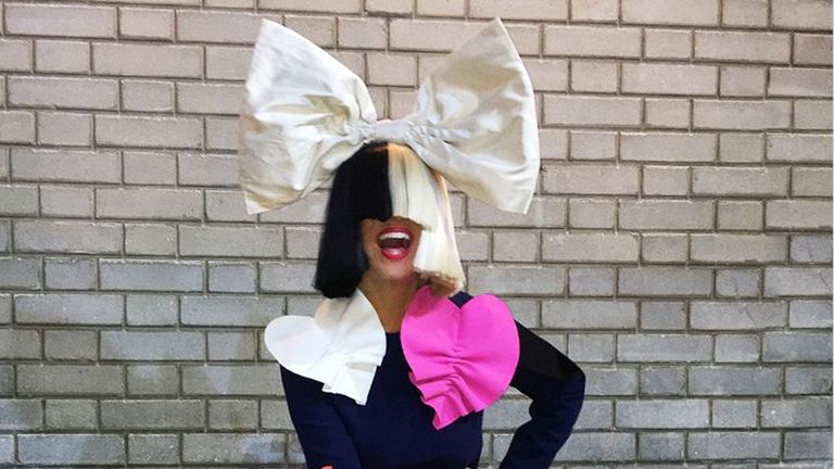 Sia lebukott - így néz ki a rejtőzködő énekesnő arca Sia lebukott - így néz ki a rejtőzködő énekesnő arca