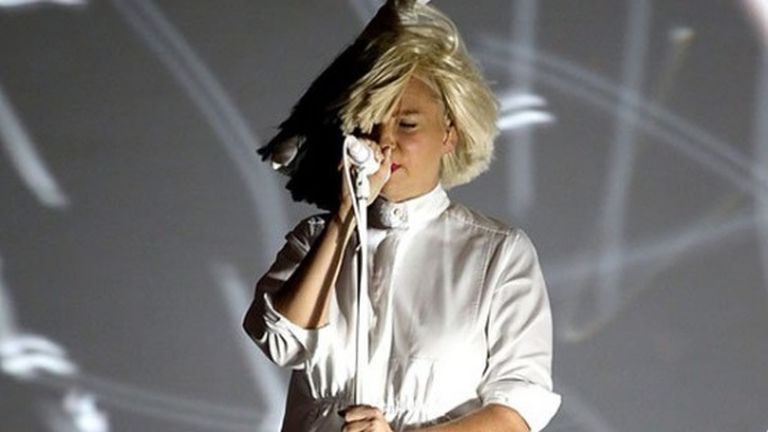 Sia lebukott - így néz ki a rejtőzködő énekesnő arca Sia lebukott - így néz ki a rejtőzködő énekesnő arca