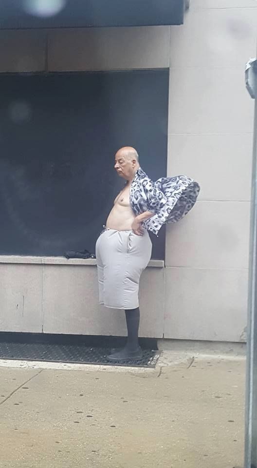 A szellőzők felett álló férfi a net új sztárja A szellőzők felett álló férfi a net új sztárja