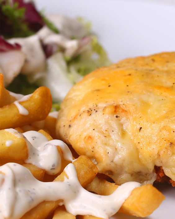 Isteni cheddaros csirke, ami túlmutat az unalmas rántott húson