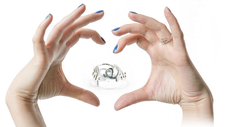 Az Accept-gyűrű az elfogadást és a szeretetet hirdeti (Fotó: acceptromania.ro)