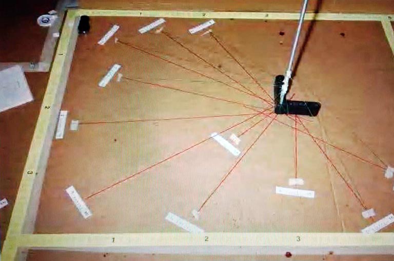 A szoftverek előtt kézi módszerrel jelölték a vércseppek irányát (Fotó: Dr. Petrétei Dávid/BSZKI)