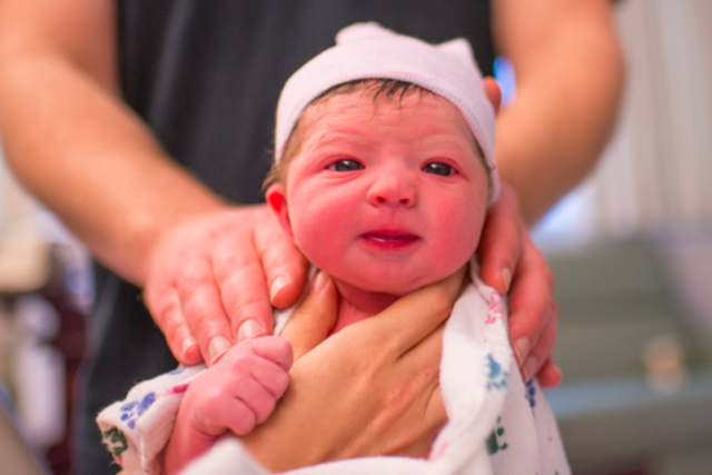 Egy anyuka, aki végig fotózta a saját vajúdását és szülését Egy anyuka, aki végig fotózta a saját vajúdását és szülését