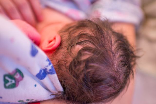 Egy anyuka, aki végig fotózta a saját vajúdását és szülését Egy anyuka, aki végig fotózta a saját vajúdását és szülését