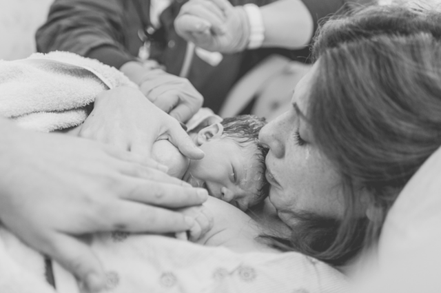 Egy anyuka, aki végig fotózta a saját vajúdását és szülését Egy anyuka, aki végig fotózta a saját vajúdását és szülését