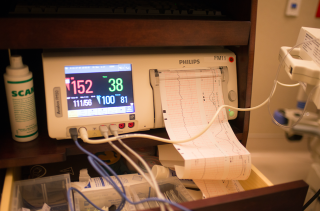 Egy anyuka, aki végig fotózta a saját vajúdását és szülését Egy anyuka, aki végig fotózta a saját vajúdását és szülését