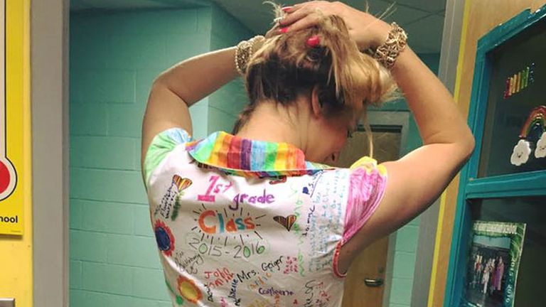 Firkáljatok a ruhámra nyugodtan, gyerekek! Firkáljatok a ruhámra nyugodtan, gyerekek!